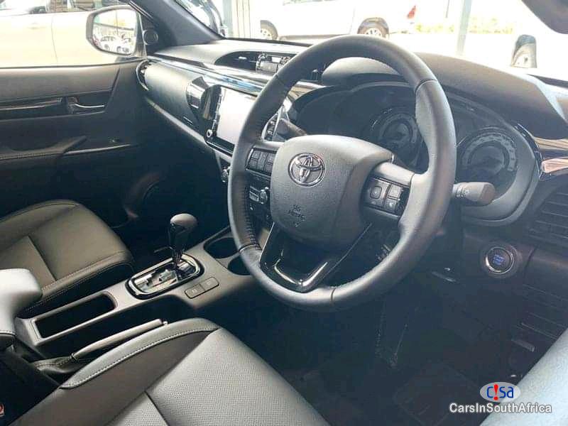 Toyota Hilux 2.8GD6 4x4 AUTO LEGEND 50 Automatic 2018 - image 6