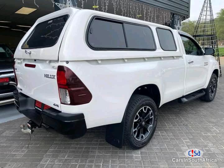 Toyota Hilux Manual 2019 - image 2