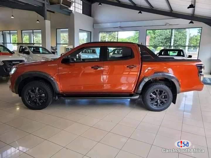 Isuzu D-Max 3.0 V-Cross Automatic 2022 - image 3