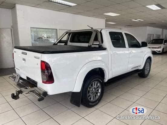Toyota Hilux Legend 45 3.0 D-4D Manual 2015 - image 4