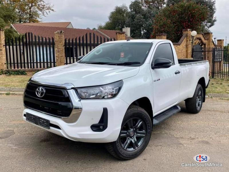 Toyota Hilux 2.8GD-6 4X4 Call:0691808200 Manual 2020 - image 4