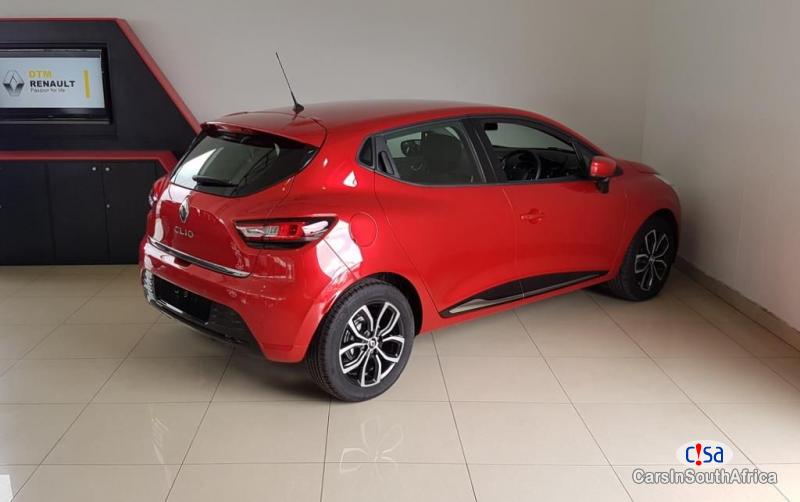 Renault Clio Manual 2019 - image 2