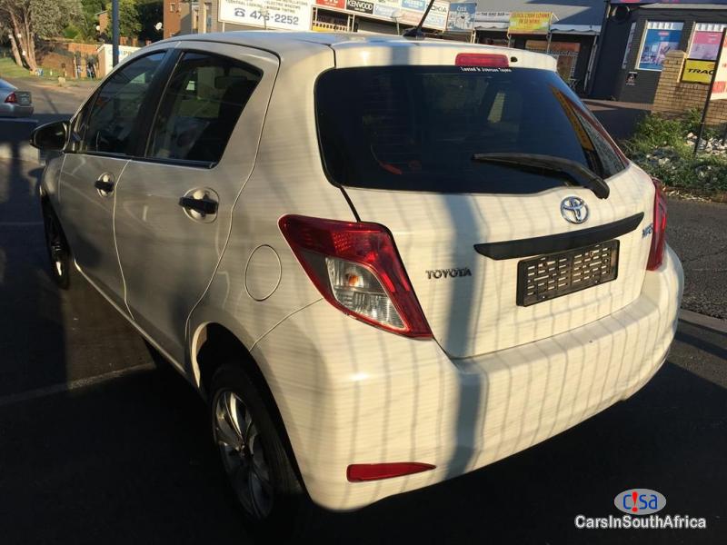 Toyota Yaris Manual 2012 - image 2