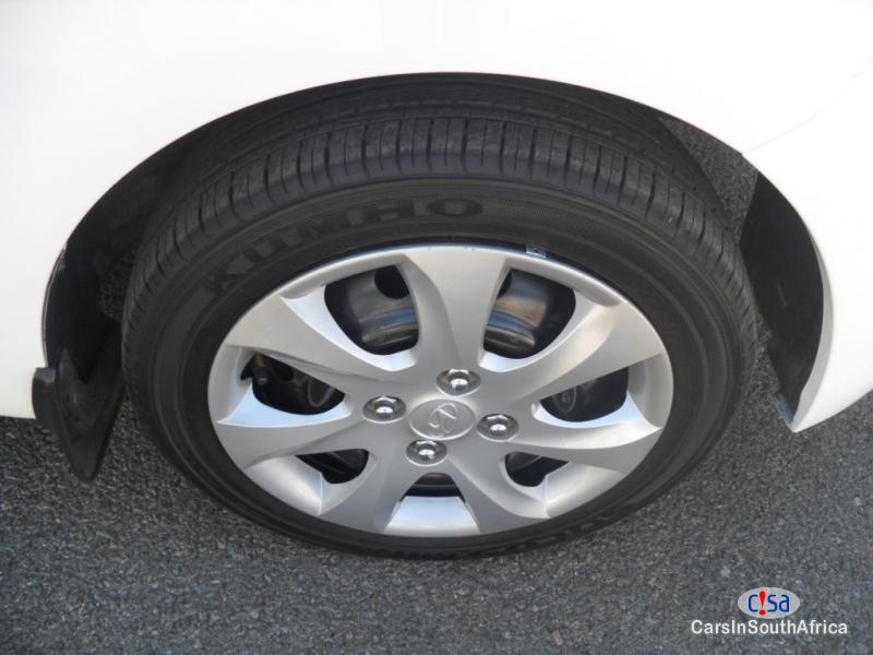 Hyundai i10 1.1 Motion Manual 2016 - image 8