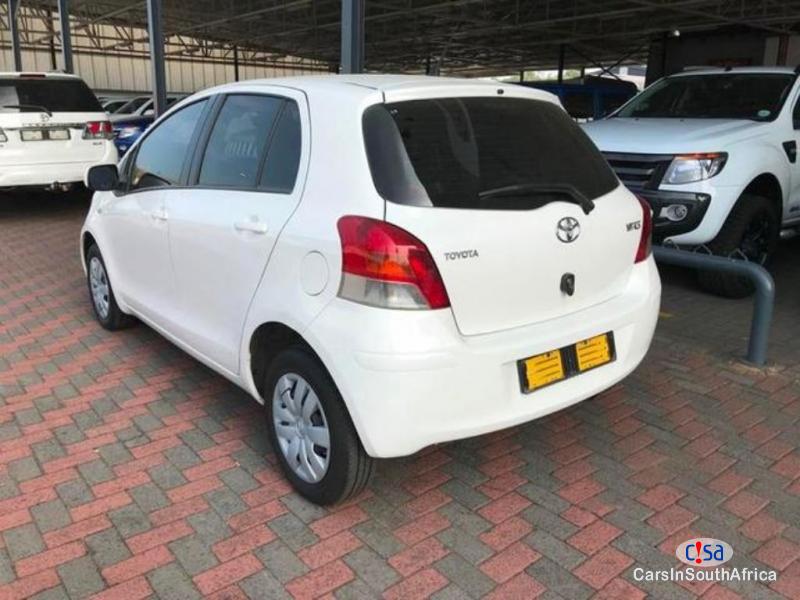 Toyota Yaris Manual 2011 - image 2