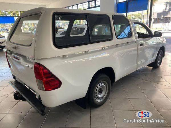 Toyota Hilux Manual 2017 - image 3