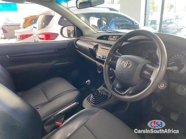 Toyota Hilux Manual 2017 - image 6