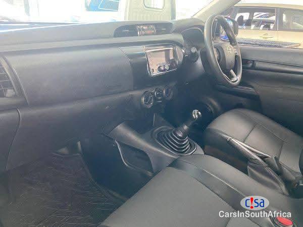 Toyota Hilux Manual 2017 - image 7