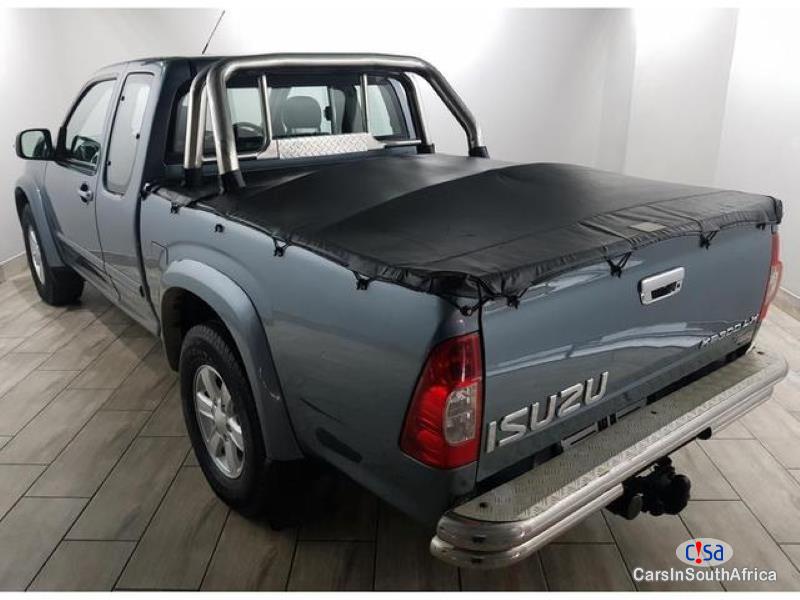 Isuzu KB300 Manual 2010 - image 2