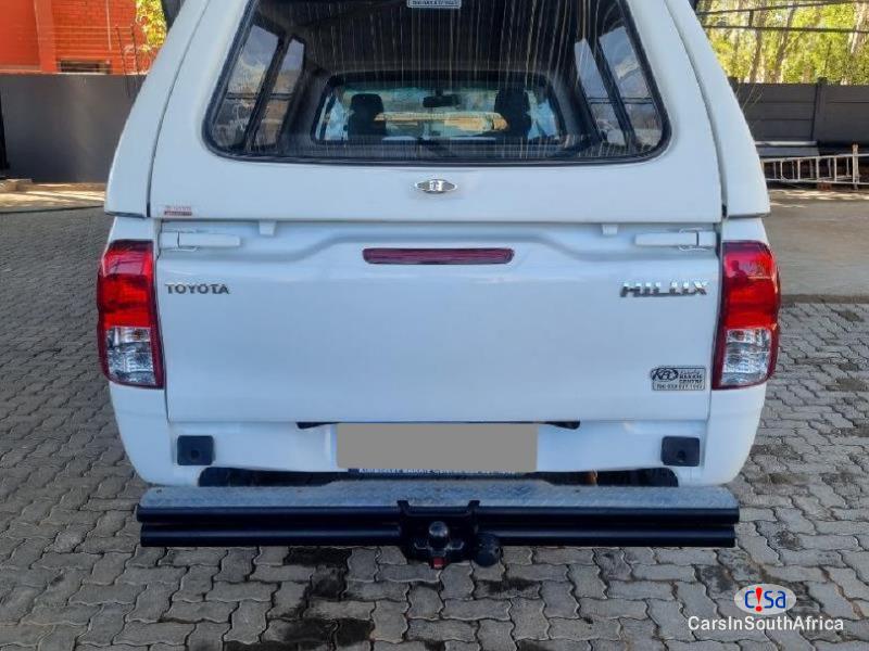Toyota Hilux 2.0 Bank Repossessed Manual 2016 - image 2