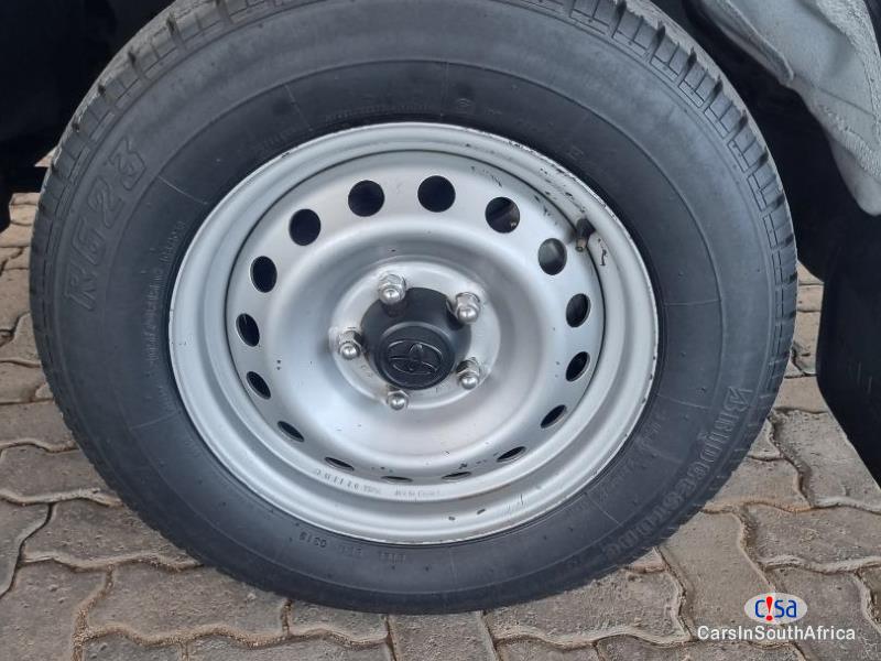 Toyota Hilux 2.0 Bank Repossessed Manual 2016 - image 6