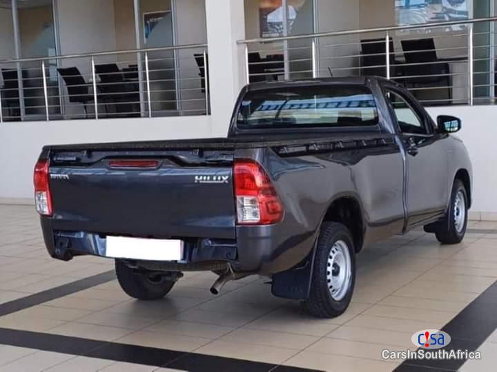 Toyota Hilux 2.0VVTl Manual 2015 - image 2