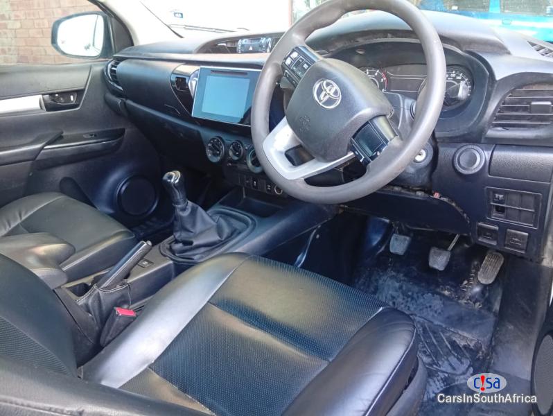 Toyota Hilux Manual 2018 - image 2
