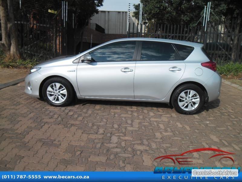 Pictures of Toyota Auris Automatic 2013