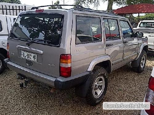 Jeep Cherokee 2001 - image 2