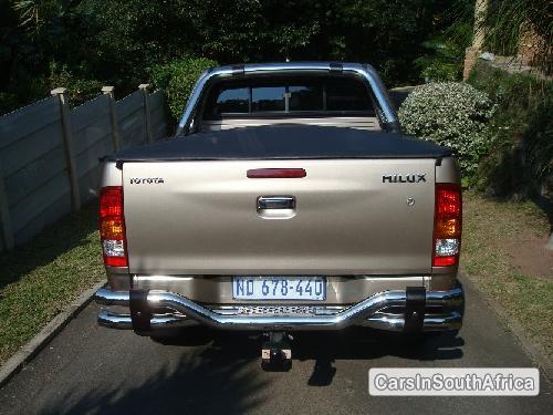 Toyota Hilux 2010 - image 2