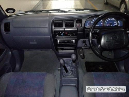 Toyota Hilux Manual 2000 - image 4