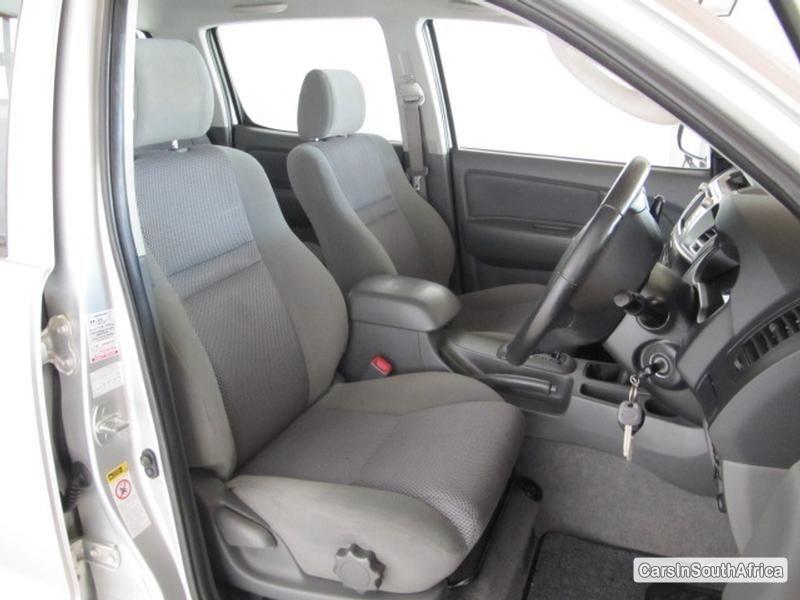 Toyota Hilux Automatic 2013 - image 4