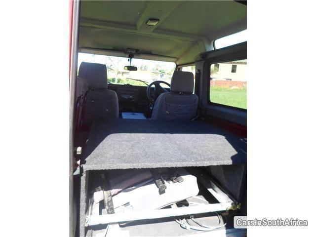 Land Rover Defender Manual 2002 - image 6