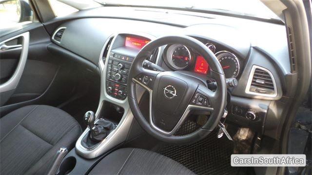 Opel Astra Manual 2012 - image 6