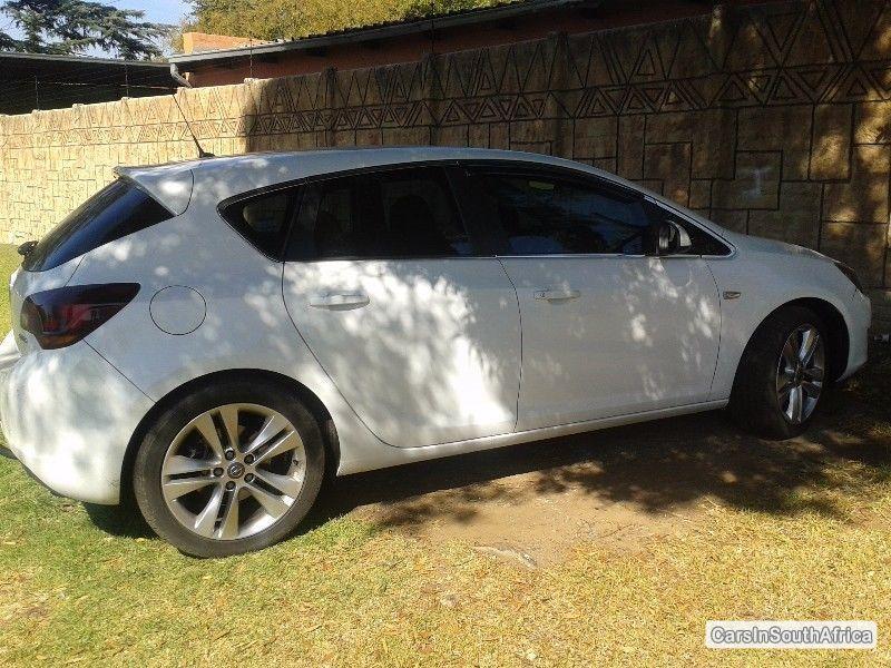 Opel Astra Manual 2012 - image 3