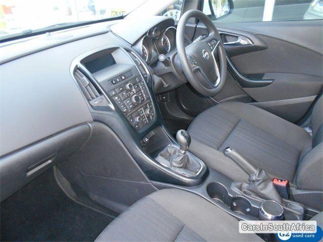 Opel Astra Manual 2014 - image 6
