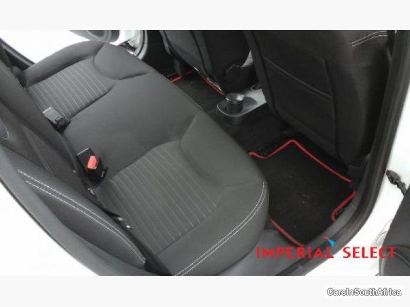 Renault Clio Manual 2013 - image 6
