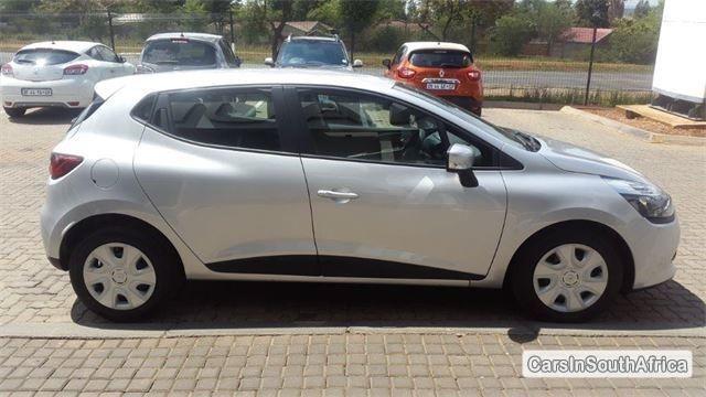 Renault Clio Manual 2016 - image 3