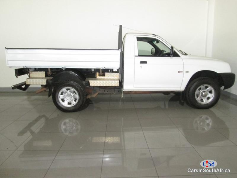 Pictures of Mitsubishi 2000i Lwb Hi-Line Manual 2008