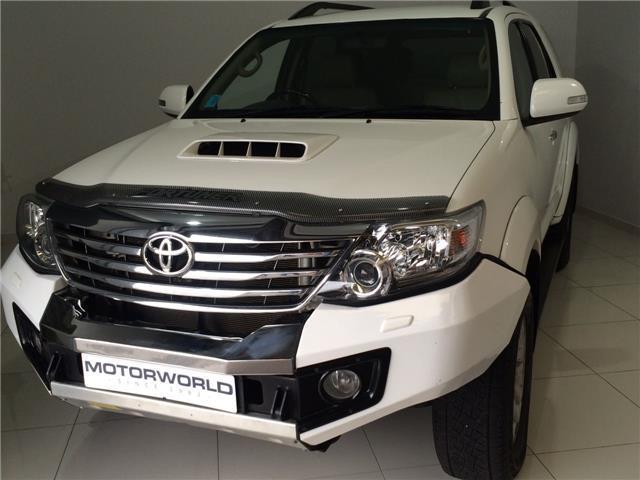 Toyota Fortuner 3.0 D-4D 4x4 Manual 2012 - image 3