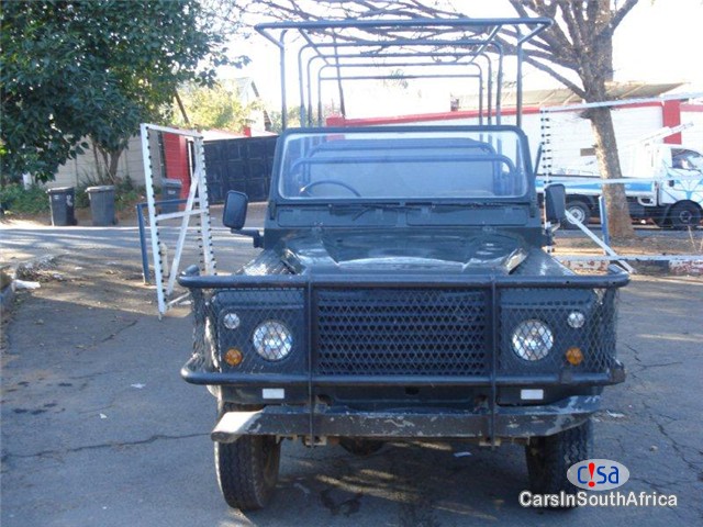 Land Rover Defender Manual 1989 - image 3