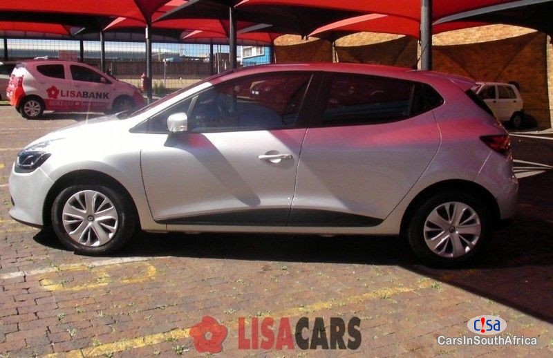 Renault Clio IV 900T Exppression Manual 2017 in South Africa