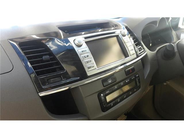 Toyota Fortuner 3.0 D-4D 4x4 Manual 2012 - image 5