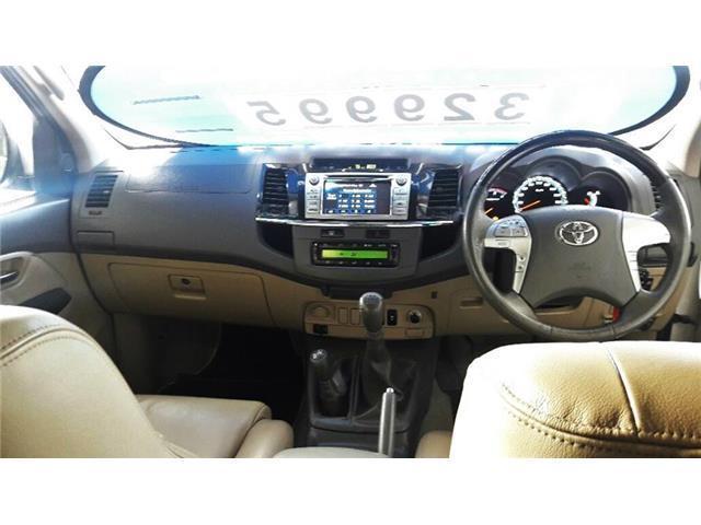 Toyota Fortuner 3.0 D-4D 4x4 Manual 2012 - image 6