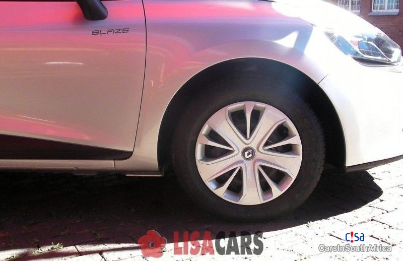 Renault Clio IV 900T Exppression Manual 2017 in South Africa - image